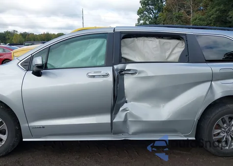 2021 Toyota Sienna Le from USA, damaged, VIN 5TDKRKEC6MS072174